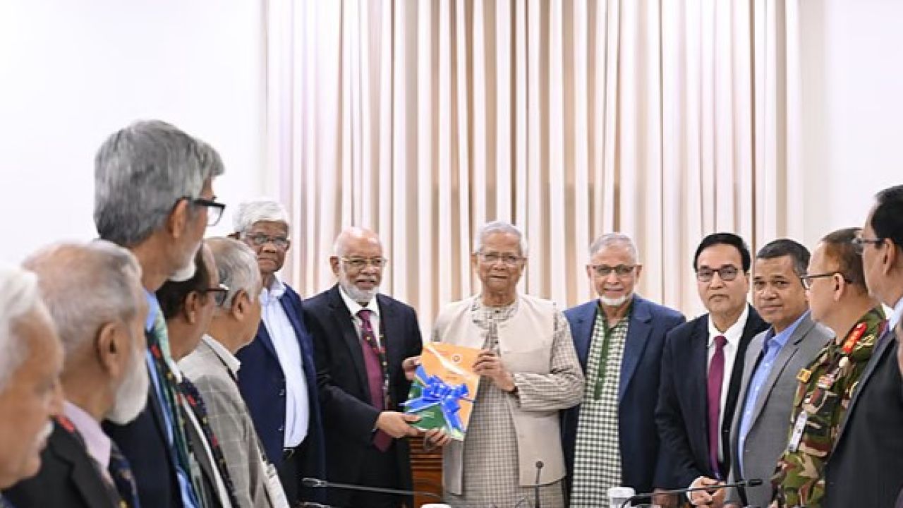 সরকারি চাকরিজীবীদের নতুন বেতনকাঠামো প্রতিবেদন প্রধান উপদেষ্টার কাছে জমা