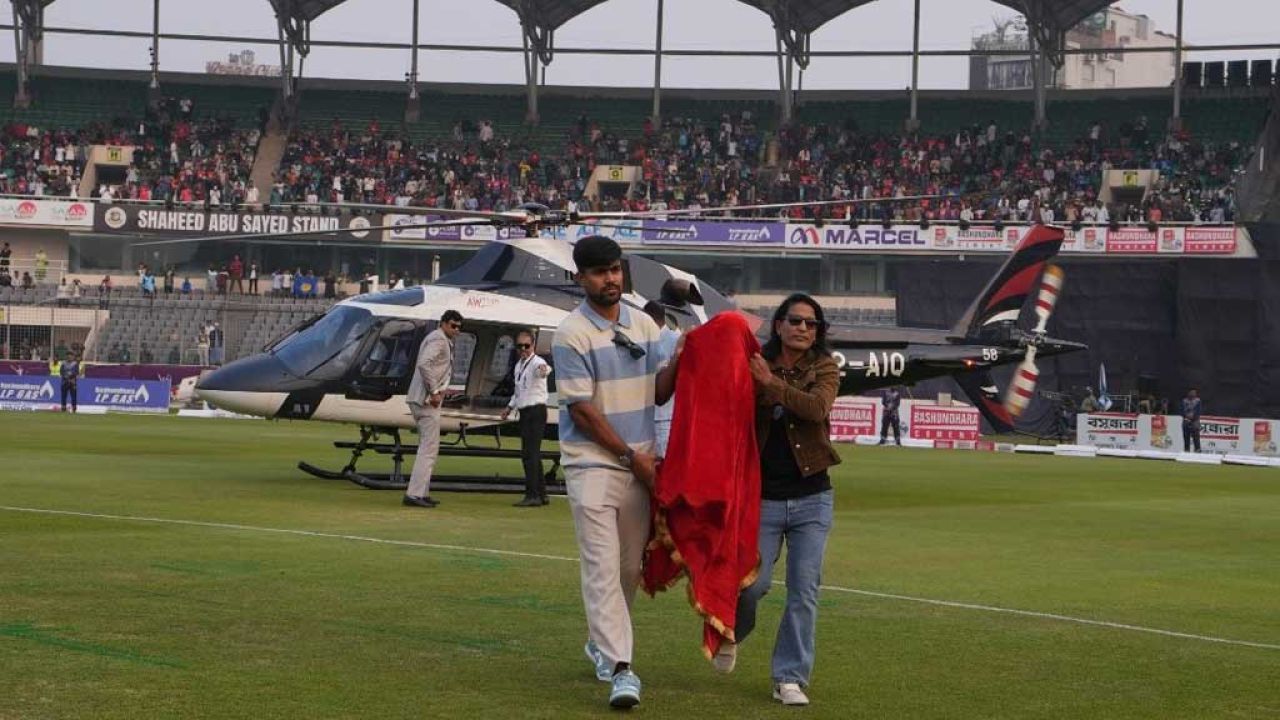 হেলিকপ্টারে করে বিপিএলের ট্রফি নিয়ে এলেন সালমা ও আকবর
