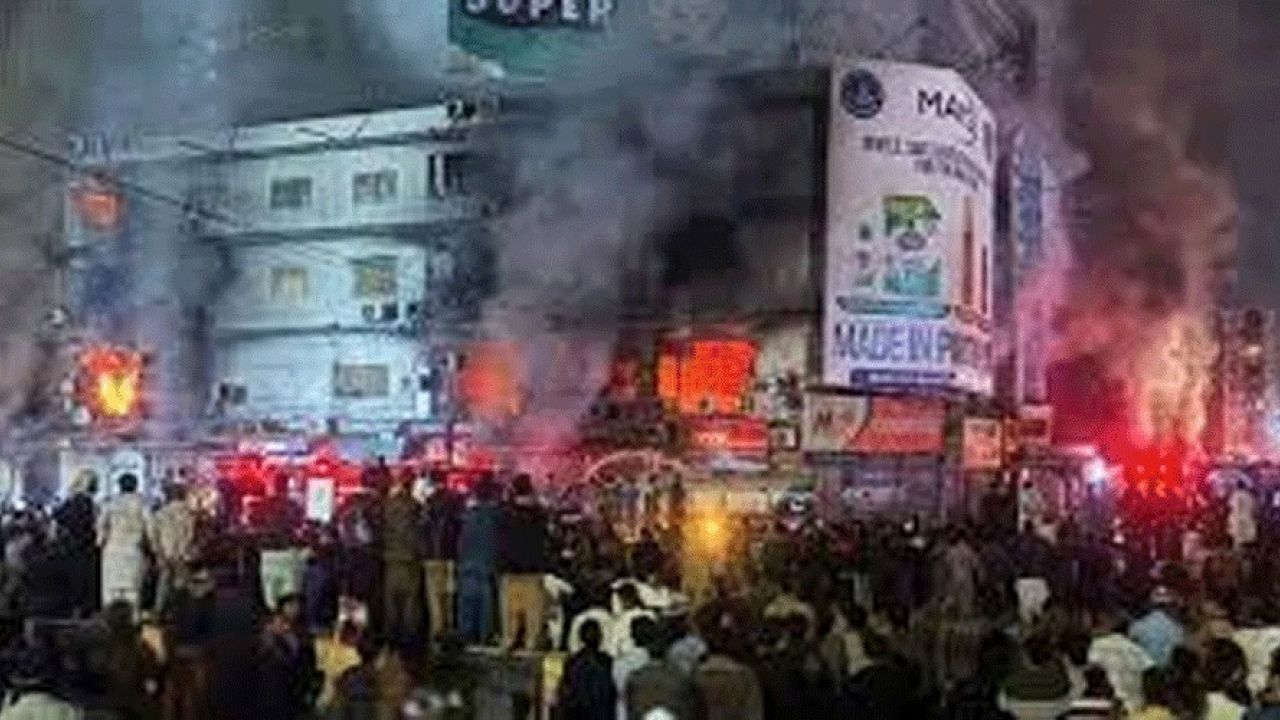 পাকিস্তানে শপিং মলে ভয়াবহ আগুন, ৬৭ জনের মৃত্যু