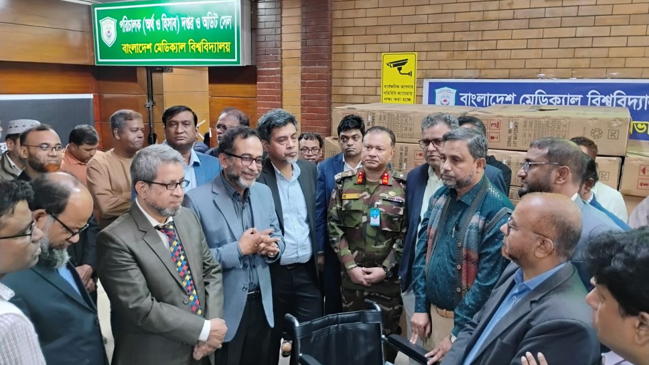 চিকিৎসকদের উদ্যোগে বিএমইউকে ২৫টি হুইলচেয়ার প্রদান