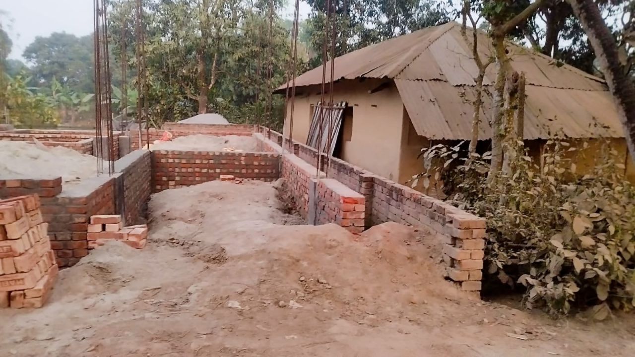 মোহনপুরে প্রতিপক্ষকে ফাঁসাতে মায়ের মাথায় আঘাত