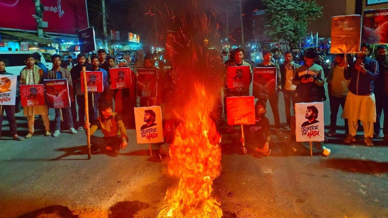 টায়ার জ্বালিয়ে রাবি শিক্ষার্থীদের দফায় দফায় বিক্ষোভ ও মহাসড়ক অবরোধ