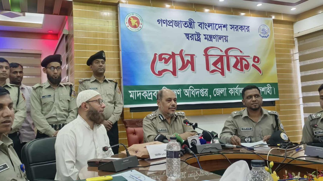 রাজশাহীতে ডিএনসির বিশেষ অভিযানে গাড়ির মনিটরে পিছনে লুকিয়ে রাখা দেড় কেজি হেরোইন উদ্ধার,গ্রেপ্তার ১