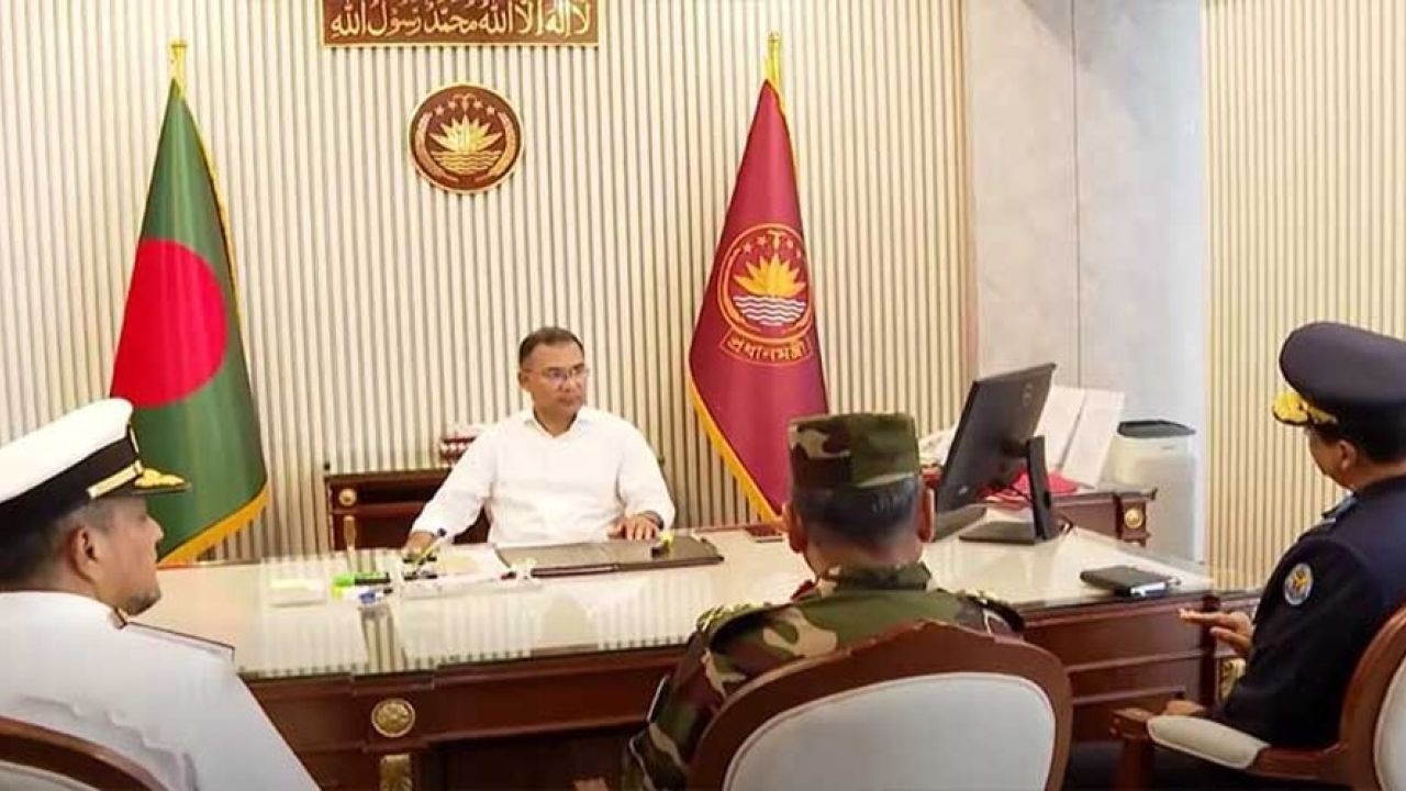 প্রধানমন্ত্রী তারেক রহমানের সঙ্গে তিন বাহিনী প্রধানের সাক্ষাৎ