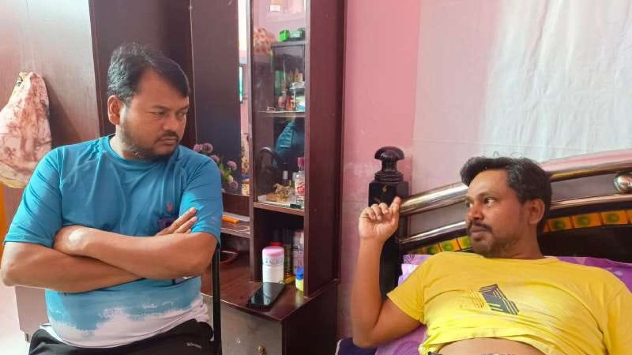 হামলায় আহত সাংবাদিক নেতা রেজাউল করিমের পাশে বিএনপি নেতা রিটন