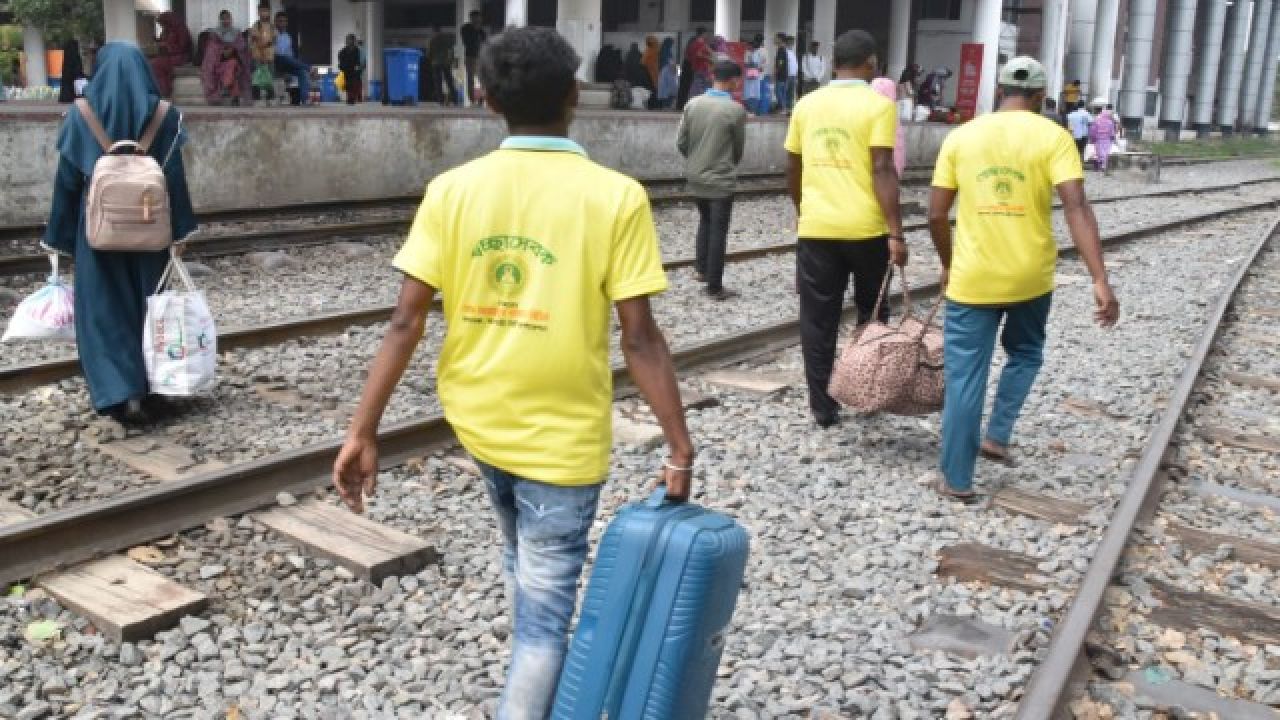 ঈদ উপলক্ষে ট্রেন যাত্রীদের সহায়তায় রাসিক প্রশাসকের ব্যতিক্রমী উদ্যোগ