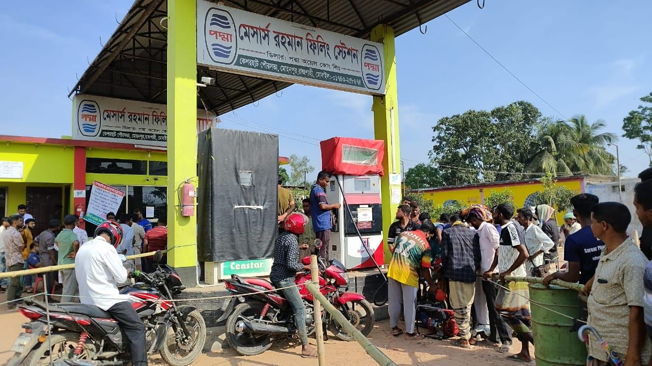 মোহনপুরে কৃত্রিম সংকট লাঘবে রহমান ফিলিং স্টেশনে স্বস্তি ফিরছে