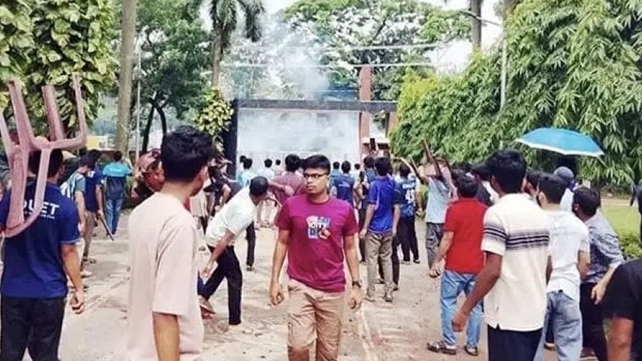 ডুয়েটে শিক্ষার্থী-বহিরাগত সংঘর্ষে রণক্ষেত্র, আহত কয়েক