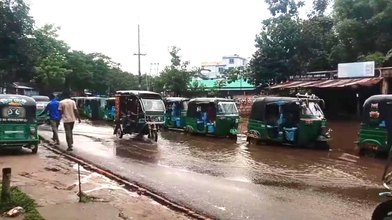 পানিনিষ্কাশনের অভাবে বিয়ানীবাজারে মহাসড়কে ভয়াবহ জলাবদ্ধতা