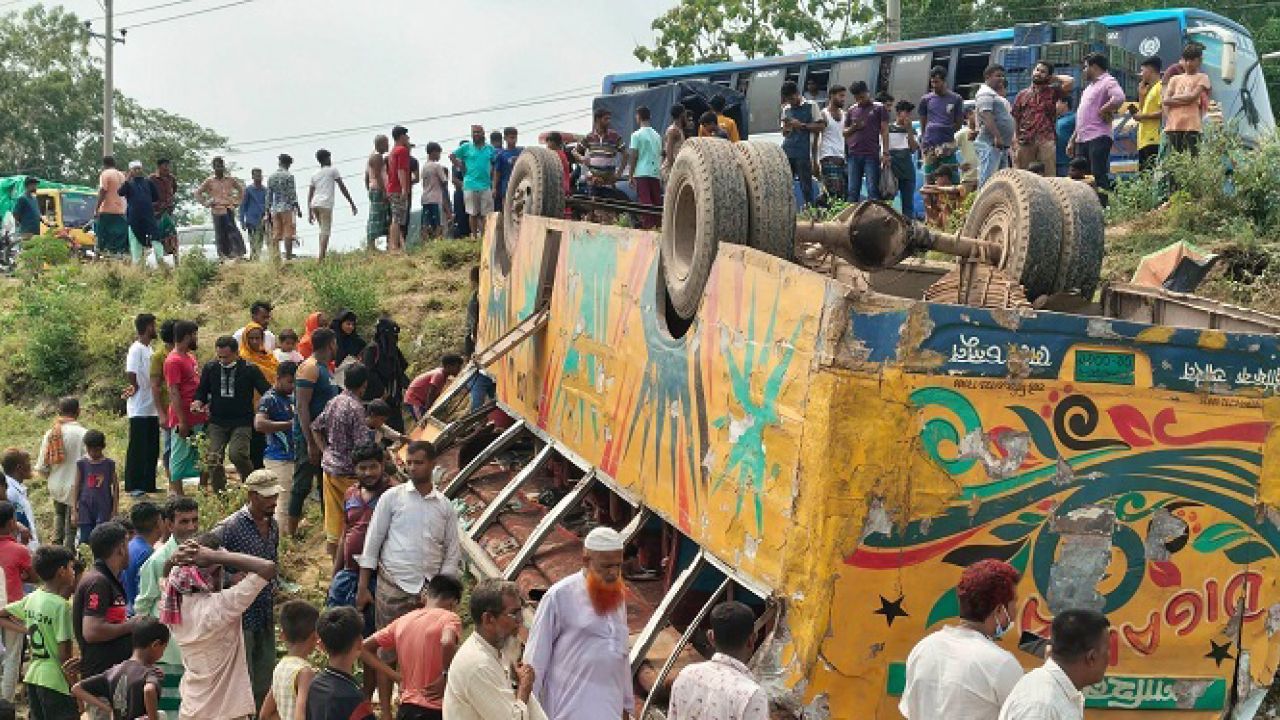 সিলেট-ঢাকা মহাসড়কে বাস খাদে, নারী-শিশুসহ ৪ নিহত