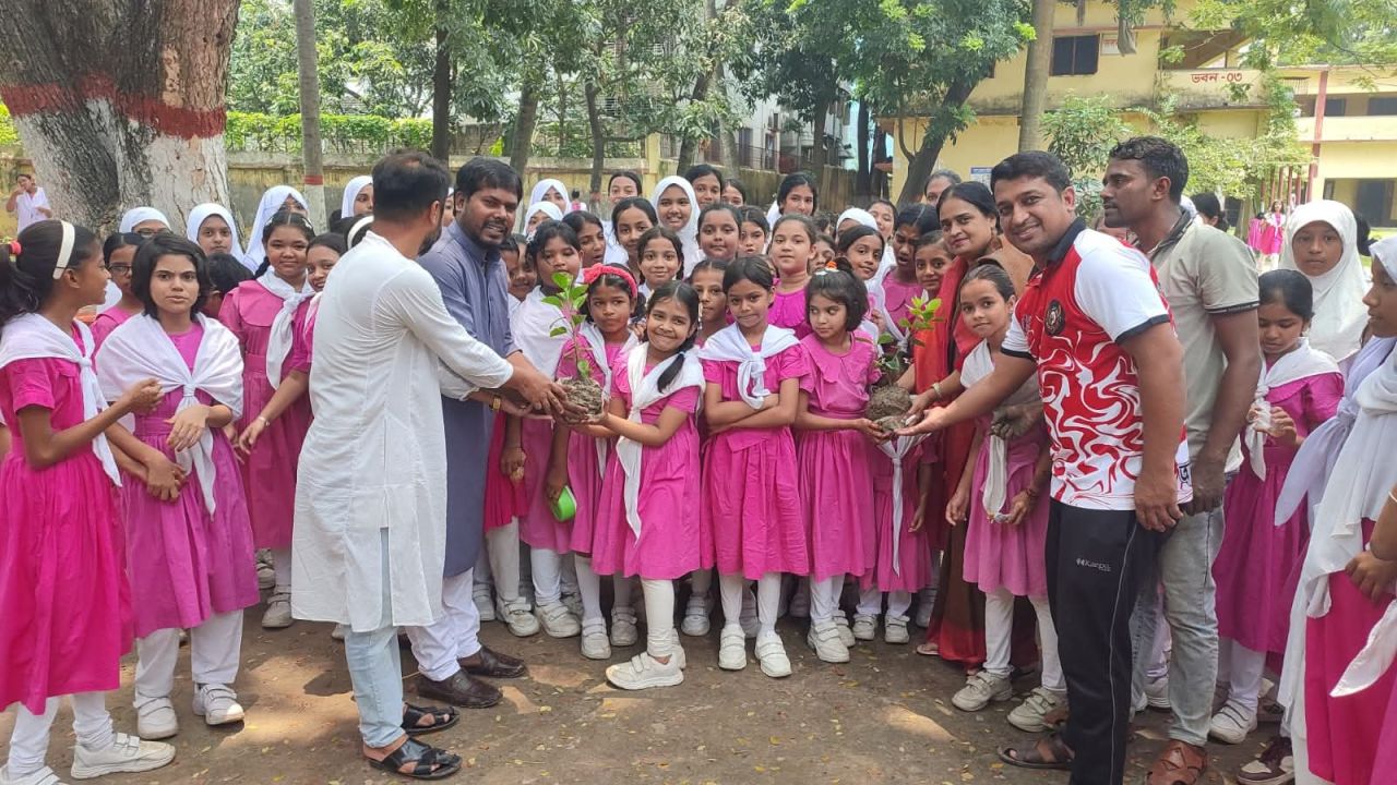 রাজশাহী বহুমুখী বালিকা উচ্চ বিদ্যালয়ে বৃক্ষরোপণ কর্মসূচি অনুষ্ঠিত
