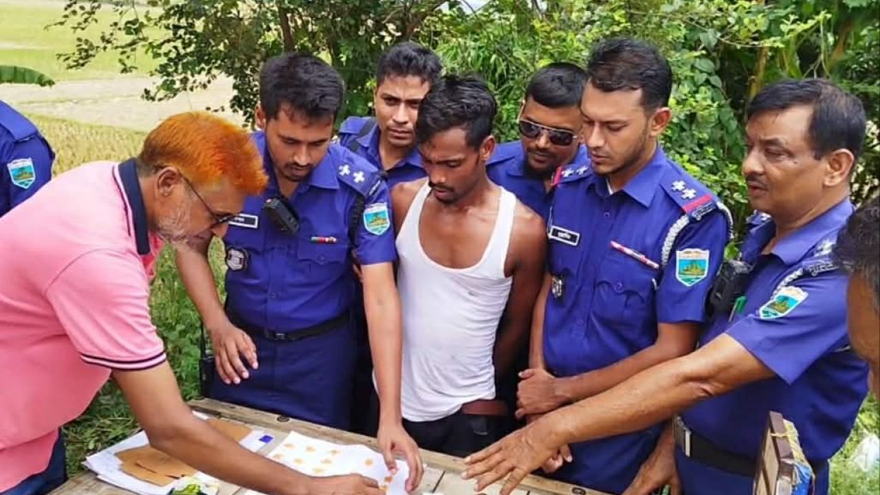 মোহনপুরে ট্রাফিক পুলিশের চেকপোস্টে ৩৭০ পিস ইয়াবাসহ যুবক গ্রেপ্তার