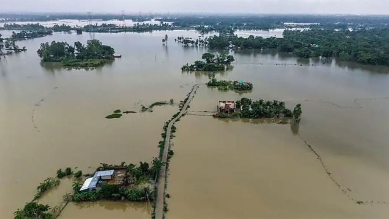 চট্টগ্রাম বিভাগে ভয়াবহ বন্যা: প্রাণহানি বেড়ে ৫০, আশ্রয়কেন্দ্রে ৩৪ হাজারের বেশি মানুষ