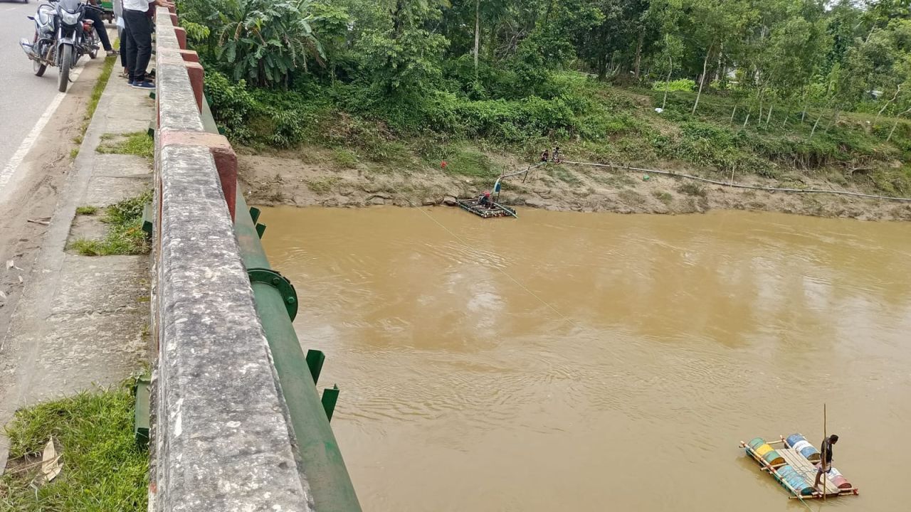 কমলগঞ্জে ধলাই নদীর ব্রিজ ও বাড়িঘরের নিচ থেকে প্রশাসনের নাকের ডগায় বালু উত্তোলন
