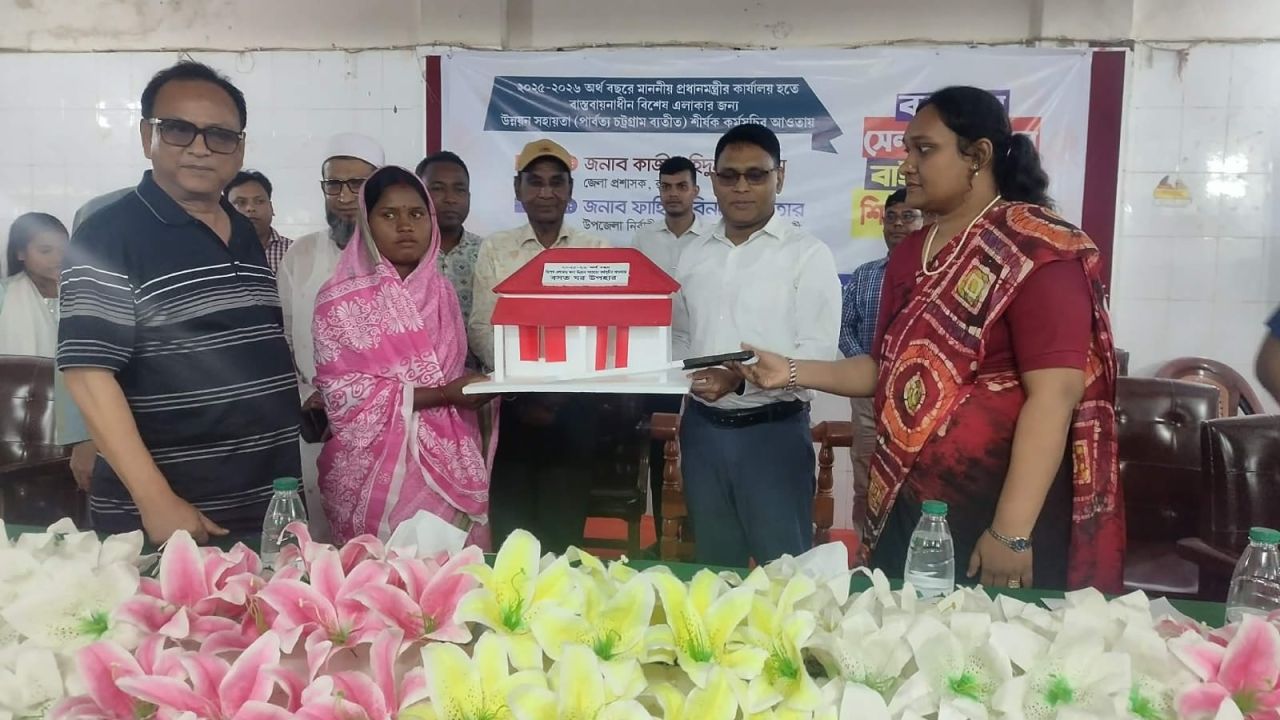 মোহনপুরে ক্ষুদ্র নৃগোষ্ঠীদের মাঝে বসতঘর সেলাই মেশিন ও বাইসাইকেল বিতরণ