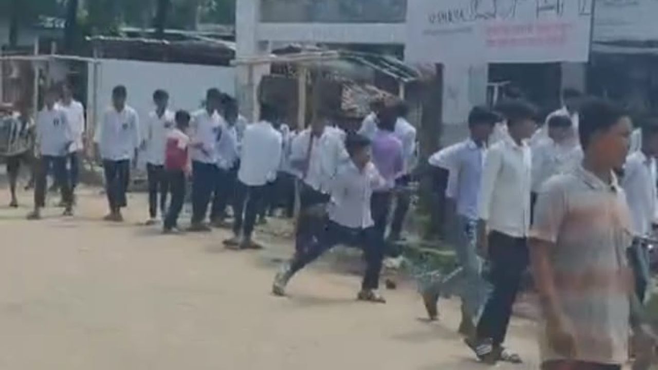 নওগাঁর মান্দায় ব্যবসা প্রতিষ্ঠান ভাংচুর ও মালামাল লুটপাটের অভিযোগ