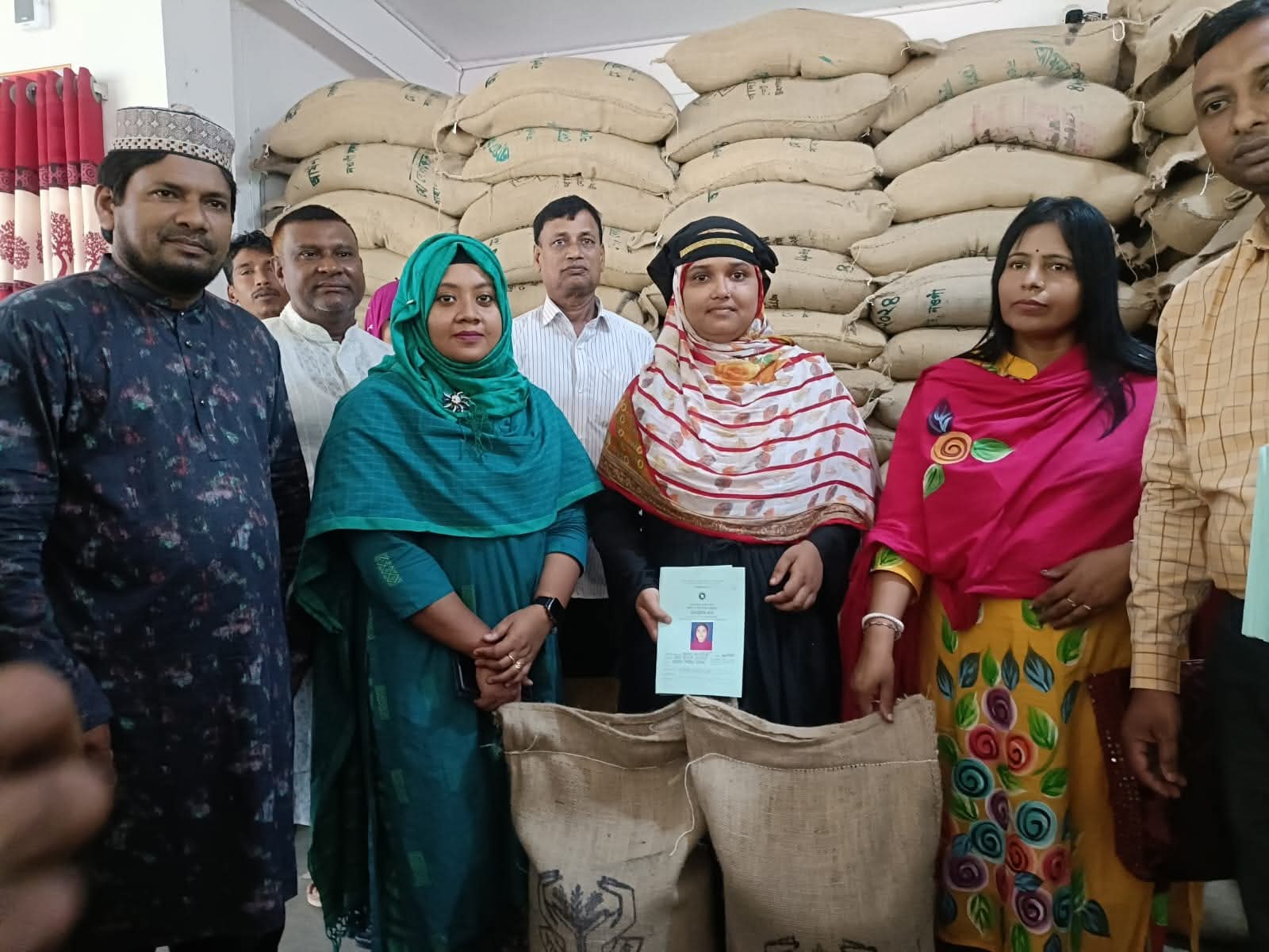 নওগাঁর মান্দায় ভিজিডি’র কার্ড ও চাল বিতরণ