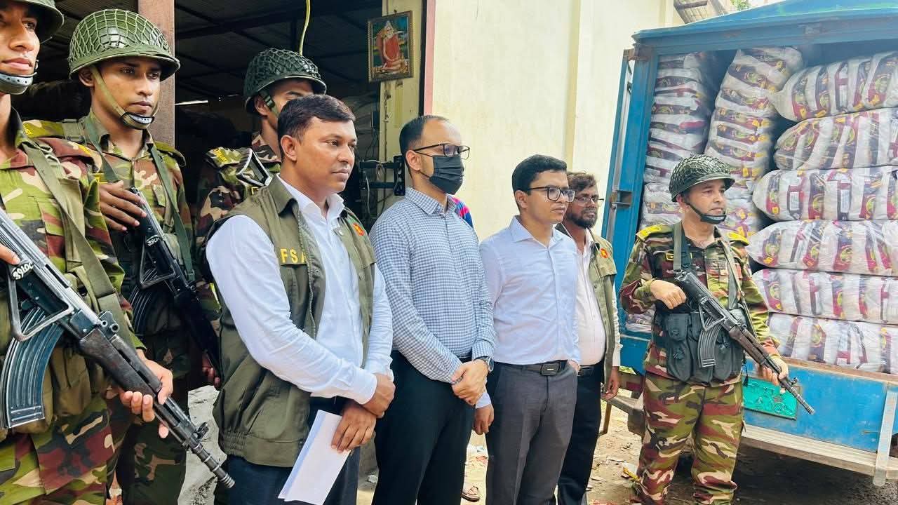 লক্ষ্মীপুরে বসুন্ধরার ডিলার গোডাউনে অভিযান, জরিমানা ২ লক্ষ টাকা