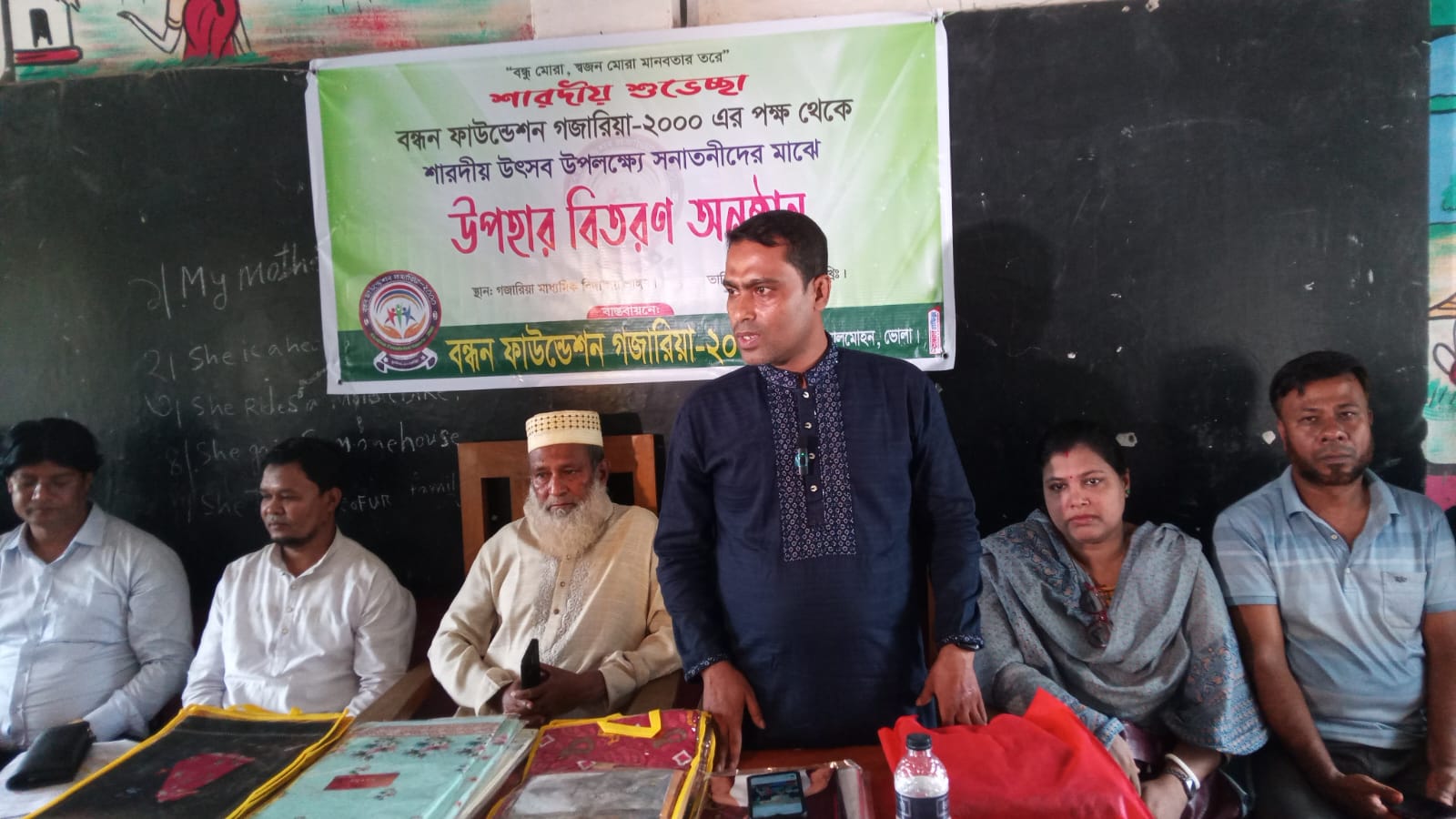 লালমোহনে শারদীয় উৎসব উপলক্ষে বস্ত্র বিতরণ